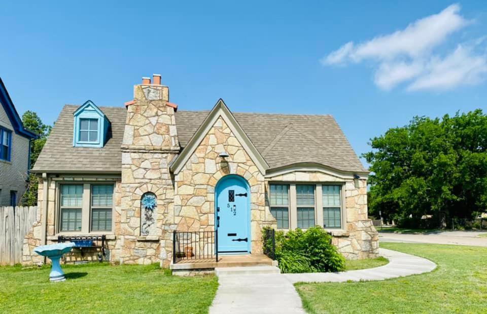 1 Mile To Fort Sill! The Carolebelle Cottage Sleeps 8 With Hottub,Grills,Firepit ลอว์ตัน ภายนอก รูปภาพ