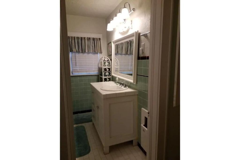 1 Mile To Fort Sill! The Carolebelle Cottage Sleeps 8 With Hottub,Grills,Firepit ลอว์ตัน ภายนอก รูปภาพ